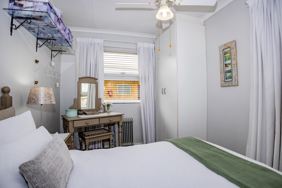 1 Bedroom Property for Sale in Oakglen Western Cape